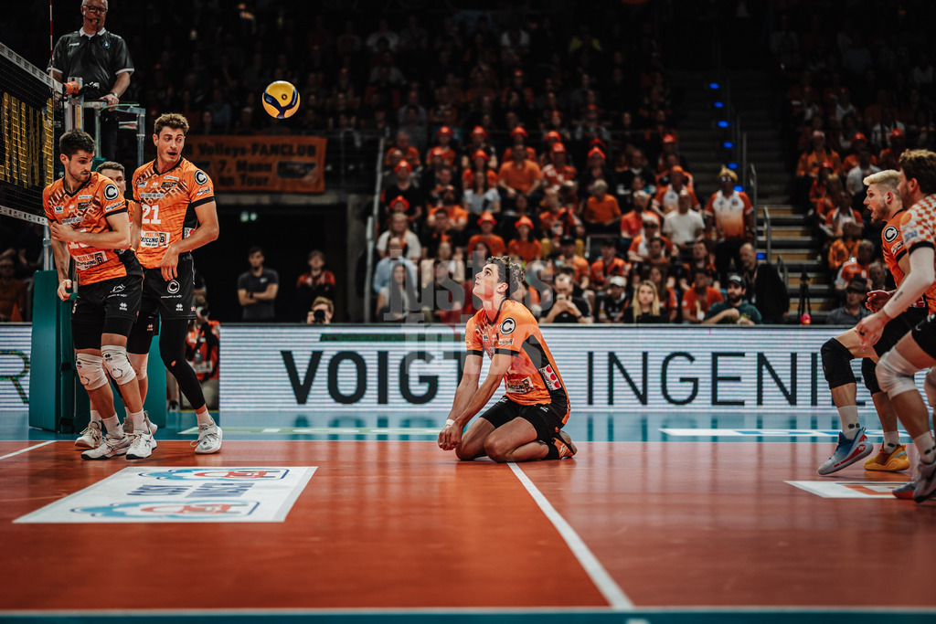 Volleyball | Herren | Saison 2024/2025 | 1. Volleyball Bundesliga Männer | Finale | BERLIN RECYCLING Volleys vs. SVG Lüneburg | 03.05.2025 | Jake Hanes (#22, Berlin Recycling Volleys) auf den Knien