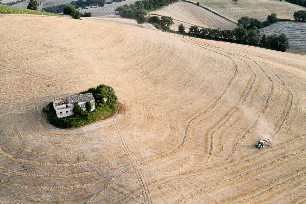 Aerial view: View of the town in Santa Maria della Valle in the state The Marches, Italy. – Photo: IMG_43158.jpg taken on 07/16/2011 by Werner Riehm/FLY-FOTO.com – Resolution of the original: 4272 x 2848 px