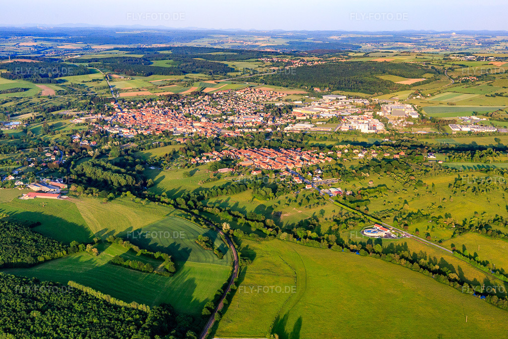 Luftbild: Ortsansicht von Westen in Sarre-Union im Bundesland Bas-Rhin in Frankreich. – Foto: IMG_107408.jpg vom 19.05.2018 durch Werner Riehm/FLY-FOTO.de – Auflösung des Originals: 5472 x 3648 px