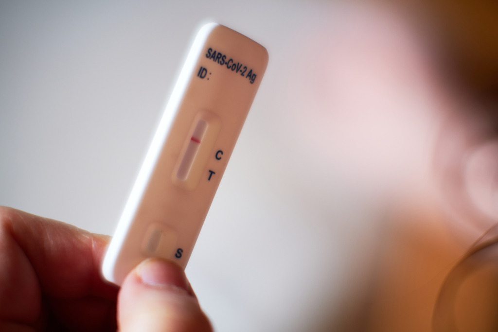 Begutachtung eines Corona Schnelltests mit Negativem Ergebnis  | Austria - March 28, 2021: Massnahmen zur Einschränkung von COVID-19; Begutachtung eines Corona Schnelltests mit Negativem Ergebnis. - Realisiert mit Pictrs.com