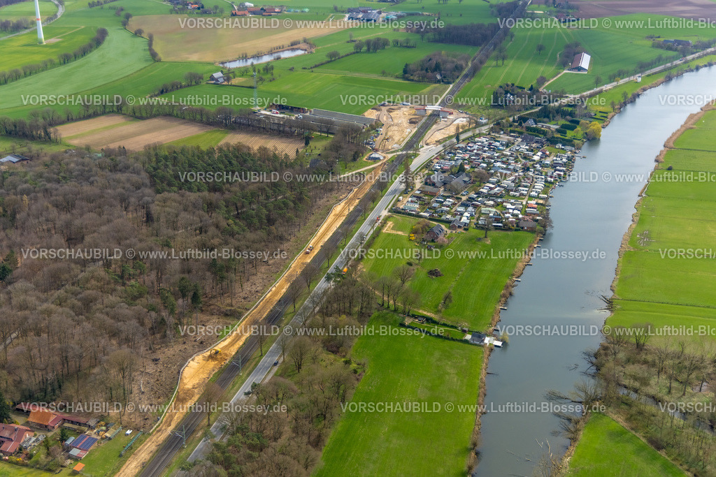 Rees230300807Betuwe | Luftbild, Ausbau der Betuwe Linie zwischen Ruhrgebiet und den Niederlanden im Bereich Rees Haldern zur dreigleisigen Bahnstrecke, , alle beschrankten Bahnübergänge werden entfallen oder durch Über- oder Unterführungen ersetzt werden. Vor allem ist die Ausbaumaßnahme für die Bahn mit der Verpflichtung verbunden, nunmehr Lärmschutz für die betroffenen Menschen zu gewähren. Stockum, Rees-Haldern, Niederrhein, Ruhrgebiet, Nordrhein-Westfalen, Deutschland