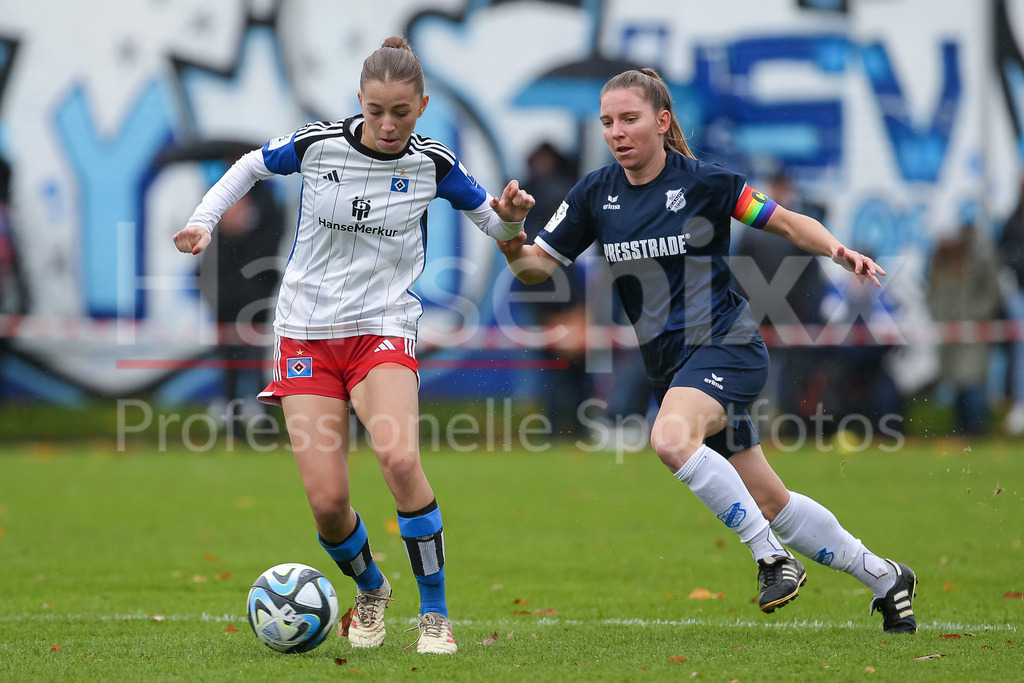 Fussball, 2. Frauen-Bundesliga, Hamburger SV - SC Sand | v.li.: Hannah Günther (Hamburger SV, 6) und Emily Evels (SC Sand, 17) im Zweikampf, Duell, Dynamik, Aktion, Action, Spielszene, DIE DFB-RICHTLINIEN UNTERSAGEN JEGLICHE NUTZUNG VON FOTOS ALS SEQUENZBILDER UND/ODER VIDEOÄHNLICHE FOTOSTRECKEN. DFB REGULATIONS PROHIBIT ANY USE OF PHOTOGRAPHS AS IMAGE SEQUENCES AND/OR QUASI-VIDEO.