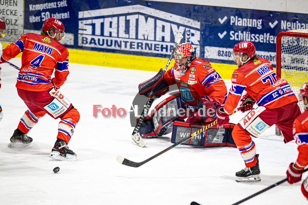 EC Peiting vs Deggendorfer SC | Eishockey Oberliga Süd Vorrunde 2024/2025, EC Peiting vs Deggendorfer SC, 20241228,Puck vor dem Tor von Andreas MAGG (ECP Goali 32),2024-12-28 in Peiting (Eisstadion)Andreas MAGG (ECP Goali 32), Simon MAYR (ECP 4)Copyright: WolfgangxLindner foto-lindner.de