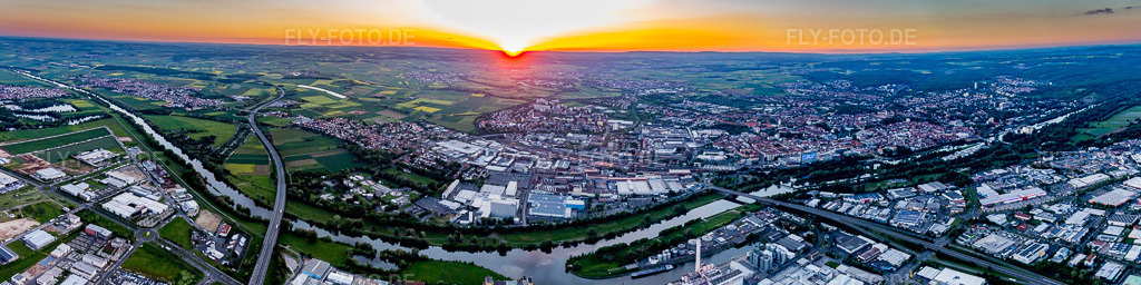 Luftbild: Panorama - Perspektive vom Sonnenuntergang über der Landschaft von Mainfranken in Schweinfurt im Bundesland Bayern in Deutschland. Foto: IMG_100254-Pano.jpg vom 26.05.2017 durch Werner Riehm/FLY-FOTO.de – Auflösung des Originals: 11275 x 2817 px