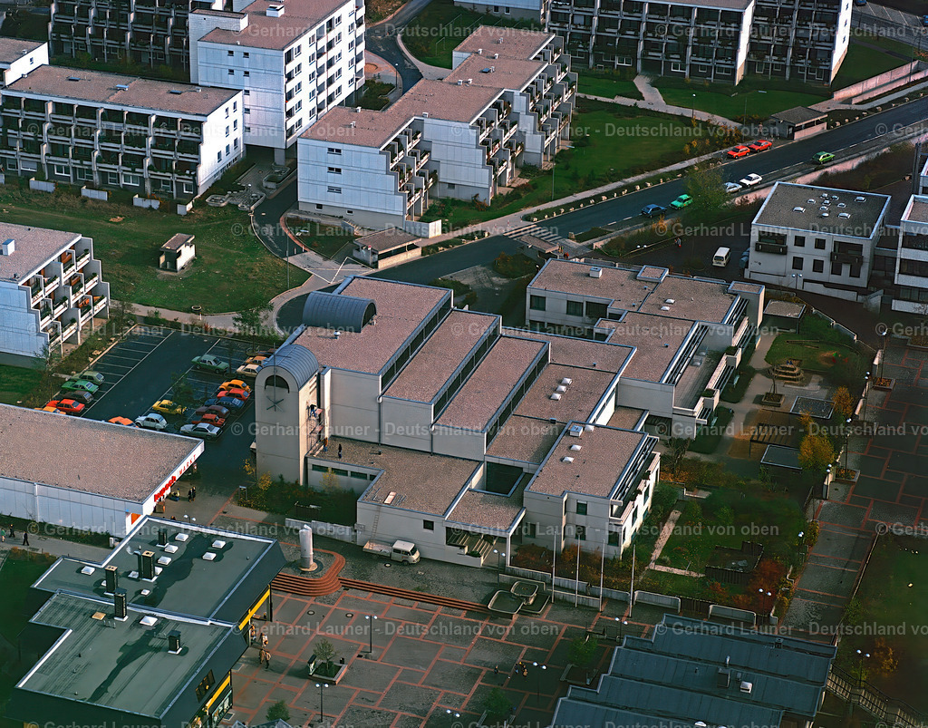 9200802 | Pfarrkirche St. Sebastian im Würzburger Stadtbezirk Heuchelhof ist eine Pfarrkirche des katholischen Dekanats Würzburg-Stadt, Aufnahme von 2001