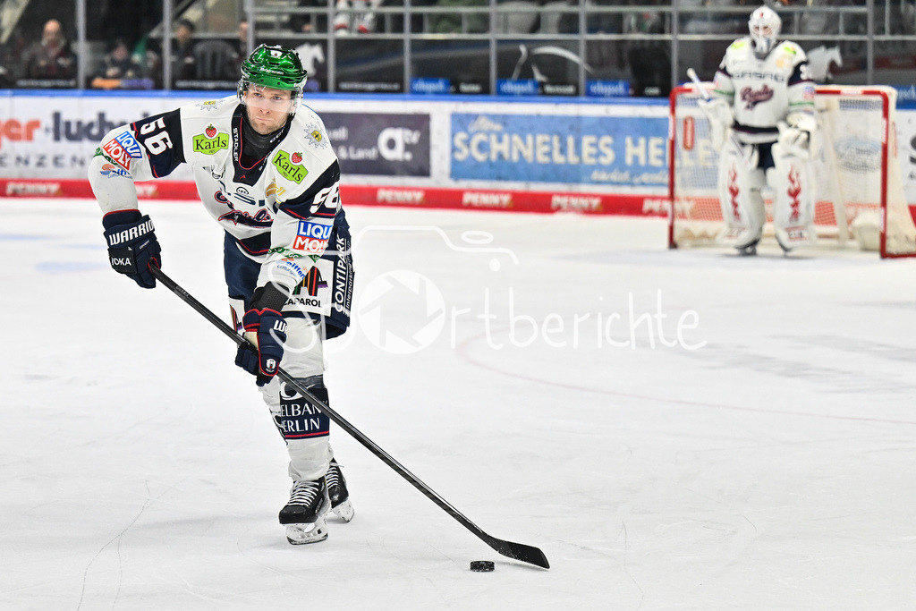 Augsburger Panther - Eisbären Berlin | AUGSBURG, GERMANY - 27. JANUARY: am Puck Makus NIEMELÄINEN (Eisbären Berlin 56) / Einzelfoto / Freisteller während dem Match zwischen den Augsburger Panthern und den Fischtown Pinguins am 43. Spieltag der Penny DEL im Curt Frenzel Stadion