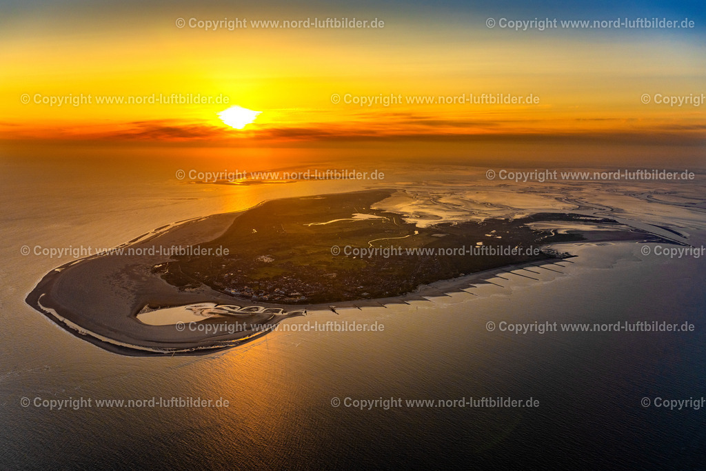 Borkum_Sonnenaufgang_ELS_5647180523 | BORKUM 19.05.2023 Küstenbereich der der Nordseeinsel - Insel in Borkum im Bundesland Niedersachsen, Deutschland. Weiterführende Informationen bei: Nordseeheilbad Borkum GmbH. // Coastal area the North Sea island - Island in Borkum in the state Lower Saxony, Germany. Further information at: Nordseeheilbad Borkum GmbH. Foto: Martin Elsen