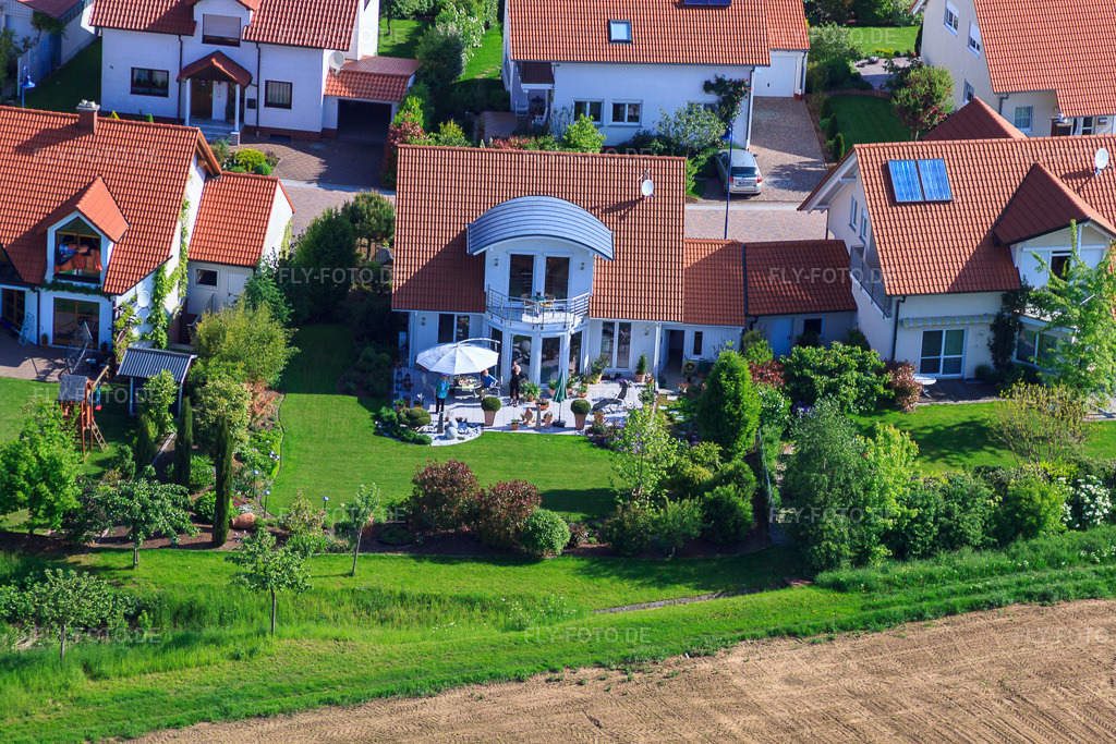 Luftbild: Im Erbsenfeld im Ortsteil Mörzheim in Landau im Bundesland Rheinland-Pfalz in Deutschland. Foto: IMG_27191.jpg vom 23.05.2010 durch Werner Riehm/FLY-FOTO.de