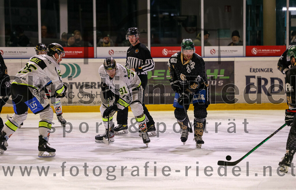 2024-02-23_030_TSV_Erding_gegen_ERSC_Amberg | Erding, Deutschland, 23.02.2024:
Eishockey, Bayernliga Playoffs 2023 / 2024, 3. Spieltag, TSV Erding gegen ERSC Amberg, Endergebnis: 2:3 n. V.

Felix Köbele (ERSC Amberg, #25), Michael Kirchberger (ERSC Amberg, #91), Thomas Plihal (Erding Gladiators, #39)

Foto: Christian Riedel / fotografie-riedel.net