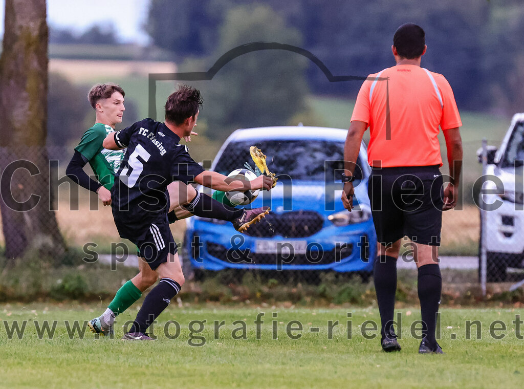 2023-07-25_038_SpVgg_Neuching_gegen_FC_Finsing | Neuching, Deutschland, 25.07.2023:
Fußball, A-Klasse 2023 / 2024, Toto Pokal, SpVgg Neuching gegen FC Finsing, Endergebnis: 2:4

Sven Wagner (SpVgg Neuching, #7), Leonhard Hölzl (FC Finsing, #5), Schiedsrichter Marius Baumann

Foto: Christian Riedel / fotografie-riedel.net