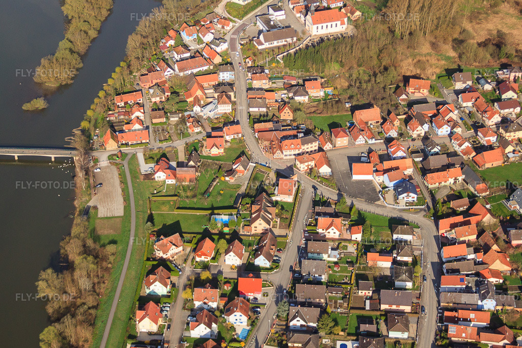 Luftbild: Rue du Rhin und La Sauer in Munchhausen im Bundesland Bas-Rhin in Frankreich.Foto: IMG_25592.jpg vom 02.04.2010 durch Werner Riehm/FLY-FOTO.deAuflösung des Originals: 4520 x 3014 px