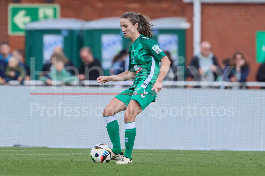 Fussball, Google Pixel Frauen-Bundesliga, SV Werder Bremen - 1. FFC Turbine Potsdam | v.li.: Michaela Brandenburg (SV Werder Bremen, 14) am Ball, Freisteller, Einzelbild, Ganzkörper, Aktion, Action, Spielszene