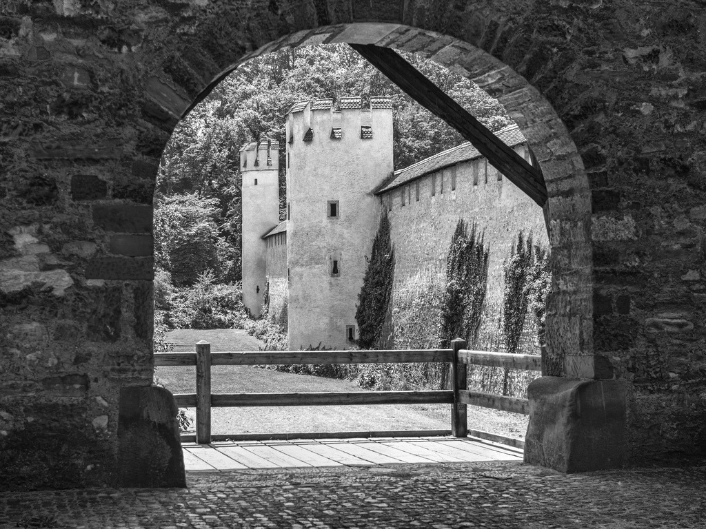 Alte Stadtmauer | Blick durch ein Torbogen auf die alte Stadtmauer, Basel, Schweiz. - Realisiert mit Pictrs.com