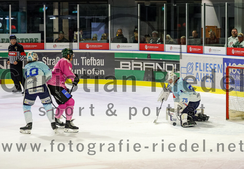 2025-10-05_138_TSV_Erding_gegen_Heilbronner_Falken | Erding, Deutschland, 05.10.2025:Eishockey, Oberliga Süd 2025 / 2026, 6. Spieltag, TSV Erding gegen Heilbronner Falken, Endergebnis: 3:1Nolan Ritchie (Heilbronner Falken, #10), Maximilian Forster (Erding Gladiators, #81), Torwart Franz Jokinen (Heilbronner Falken, #75)Foto: Christian Riedel / fotografie-riedel.net