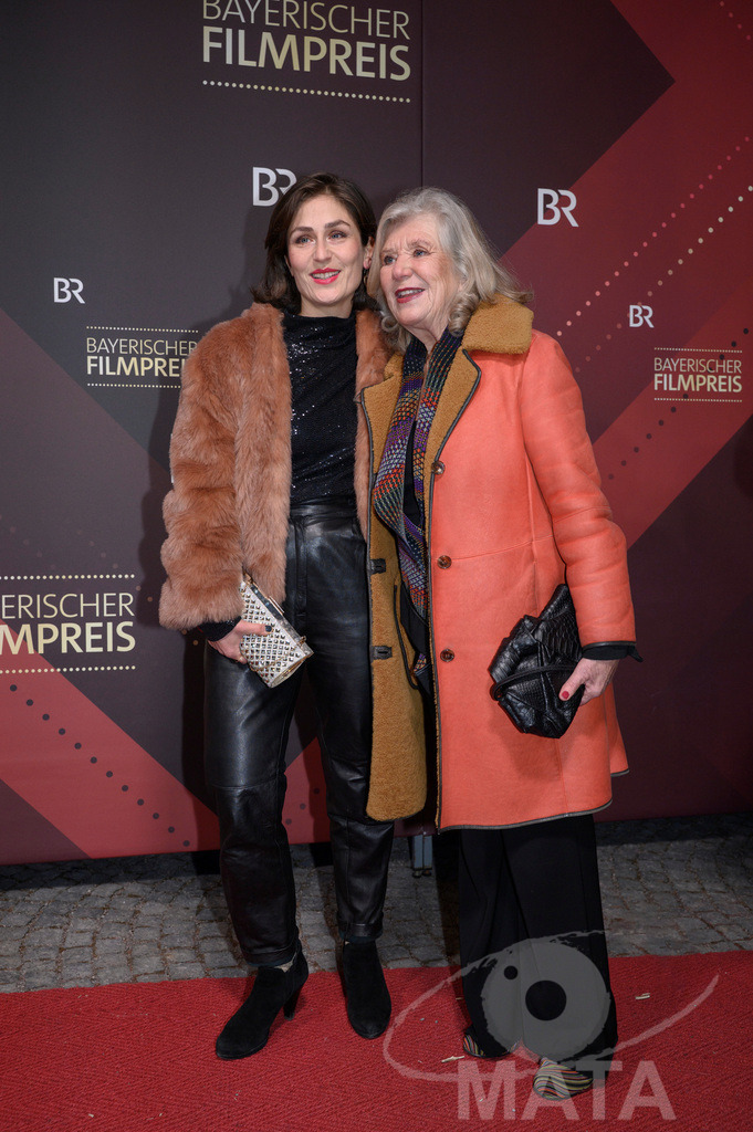 _DWI4908 | Florentina Taut und Jutta Speidel bei der Verleihung des 47. Bayerischen Filmpreises 2026  im Prinzregententheater. München, Deutschland. Der Bayerische Filmpreis wird seit 1979 von der Bayerischen Staatsregierung verliehen, um die Bedeutung des Kinofilms als Kulturgut herauszustellen - Realisiert mit Pictrs.com