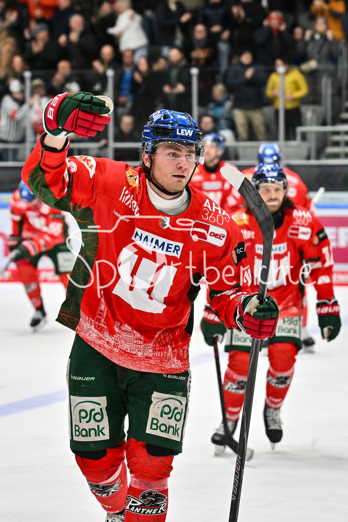Augsburger Panther - Schwenninger Wild Wings | AUGSBURG, GERMANY - 02. JANUARY: Jubel der Panther nach dem Treffer zum 7-5 durch Alexander BLANK (Augsburger Panther 26) / Tor / Torschuetze / Freude / Happy während dem Match zwischen den Augsburger Panthern und den Schwenninger Wild Wings am 35. Spieltag der Penny DEL im Curt Frenzel Stadion