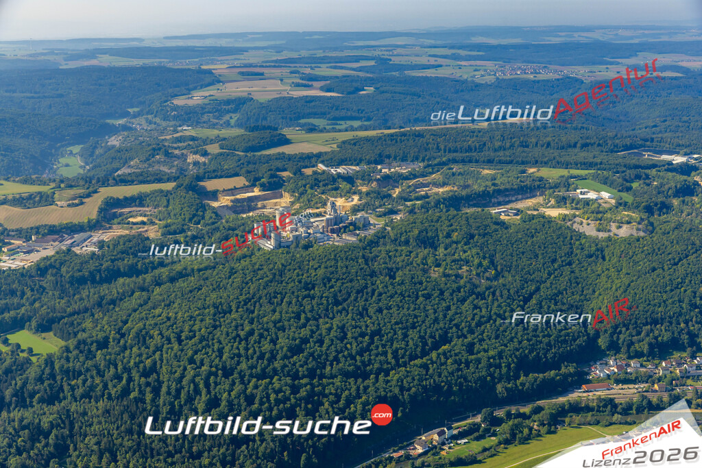 Das Luftbild zeigt :  Solnhofen - Die Luftaufnahme wurde 2024 vom UL-Flugzeug aus erstellt ( keine Drohne ) - Hochauflösende Luftaufnahme - Für grossformatige Ausdrucke geeignet. Die Geschenkidee !Mit Lizenz und Bildrechte bestellbar