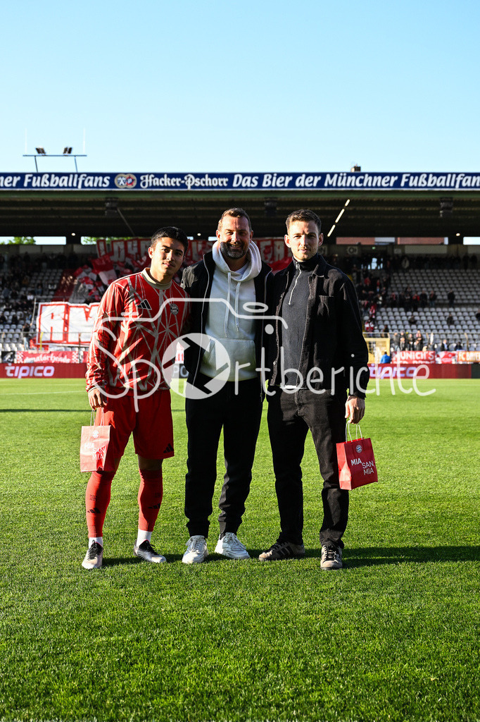 FC Bayern Amateure - Türkgücü München | Der FC Bayern verabschiedet heute zwei Spieler v. l. Angelo BRUECKNER (FC Bayern München II #12), Markus WEINZIERL und Timo KERN