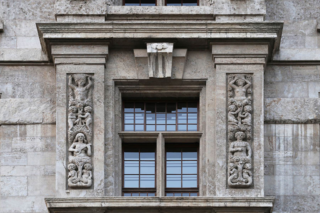 Bildlexikon Leipzig - Neues Rathaus - Fenster mit bauplastischem Schmuck | Das Team hinter BILDLEXIKON LEIPZIG bündelt historische wie aktuelle Informationen über die Stadt Leipzig in Text und Bild auf einer Plattform und stellt diese der interessierten Öffentlichkeit zur Verfügung.