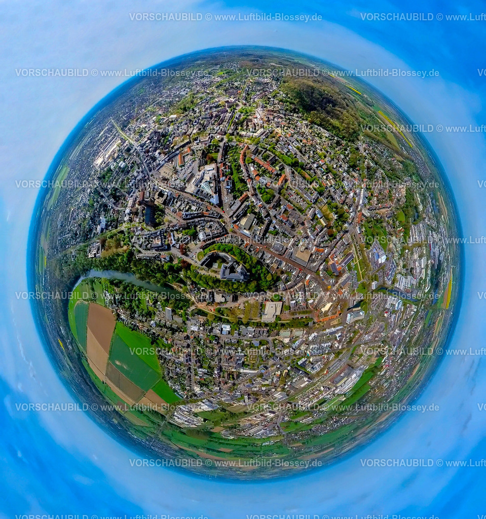 Kleve240490034KleverSchwanenburg | Luftbild, Übersicht über die City und malerische Altstadt Kleve mit der Sehenswürdigkeit Schwanenburg sowie Landgericht und Amtsgericht, Schloßberg, Innenstadt mit Neue Mitte Einkaufszentrum und Fußgängerzone Große Straße, kath. Kirche Stiftskirche St. Mariae Himmelfahrt, Kanal Kermisdahl / Spoykanal, Stadthalle und Rathaus, hinten der Klever Wald, Erdkugel, Fisheye Aufnahme, Fischaugen Aufnahme, 360 Grad Aufnahme, tiny world, little planet, fisheye Bild, Kleve, Niederrhein, Nordrhein-Westfalen, Deutschland