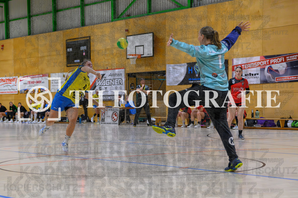 GER, SG Maulburg/Steinen - SV Allensbach 2, Handball, Suedbadenliga, 2. Spieltag, Saison 2023/2024, 14.10.2023 | Jennifer Dziubale (SV Allensbach 2, #13) wirft den Ball auf das Tor von Antje Matschenz (SG Maulburg-Steinen, #01).

GER, SG Maulburg/Steinen - SV Allensbach 2, Handball, Suedbadenliga, 2. Spieltag, Saison 2023/2024, 14.10.2023

Foto: TH Fotografie/Thomas Hess