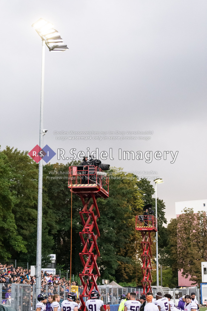 RS-1-004117 | im letzten Spielviertel ziehen Gewitterwolken über den Steigern auf und das Flutlicht wird eingeschaltet.