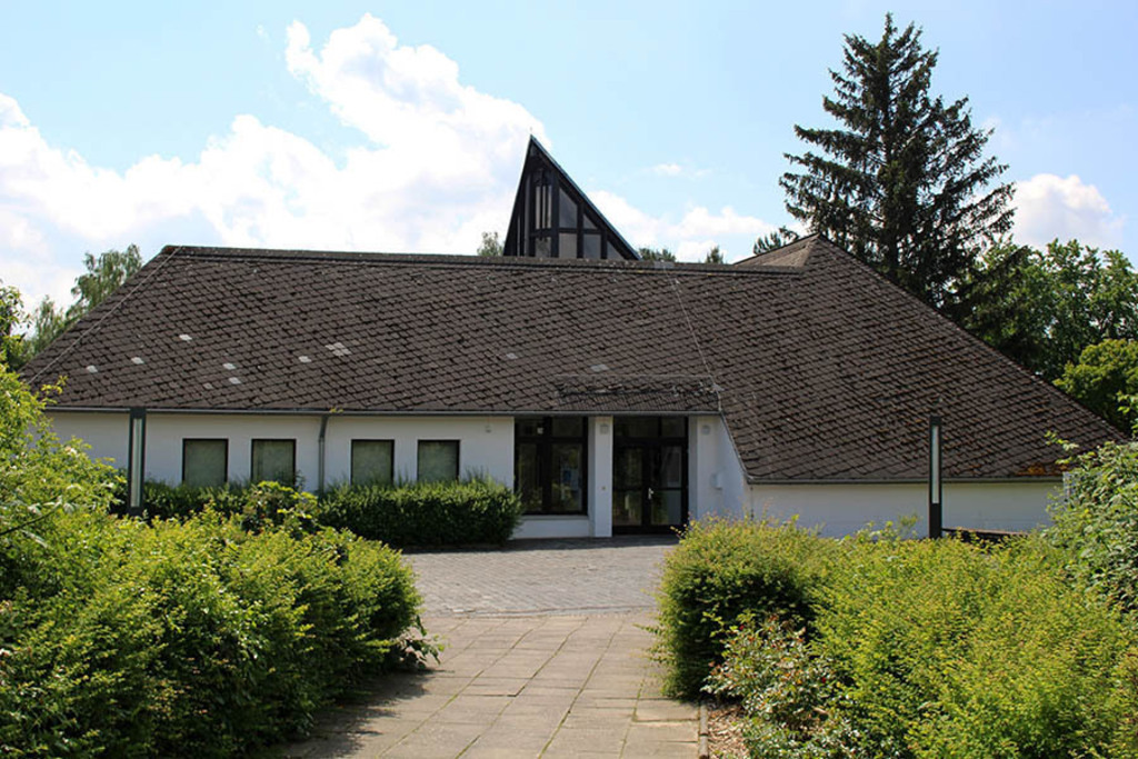 Grünau - Pauluskirche | Entdecke über 20 Kategorien Leipzig-Motive: Foto-Downloads, hochwertige Poster, Leinwand- & Fine-Art-Prints. Jetzt Lieblingsfoto im Bildlexikon Leipzig Shop bestellen!