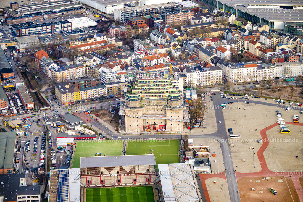 Hamburg_Bunker_Heiligengeistfeld_Baustelle_ELS_3485040223 | HAMBURG 04.02.2023 Baustelle zum Umbau und Neubau- Modernisierungsarbeiten am Bunker- Gebäudekomplex aus Beton und Stahl "Medienbunker" auch "Hamburger Flaktürme" oder "Energiebunker Wilhelmsburg" genannt an der Feldstraße im Ortsteil Sankt Pauli in Hamburg, Deutschland. Weiterführende Informationen bei: EHP Erste Hanseatische Projektmanagement GmbH,  Hansa Gerüstbau GmbH,  Hilldegarden e.V.,  Holsteiner Kabel- und Leitungsbau Willi Pohl GmbH & Co. KG,  Ingenieurbau George Bähr GmbH,  PERI GmbH,  Veranstaltungs GbR Wolters/Jähnichen. // Construction site on Bunker building complex made of concrete and steel " Medienbunker " or "Hamburger Flaktuerme" on Feldstrasse in the district Sankt Pauli in Hamburg, Germany. Further information at: EHP Erste Hanseatische Projektmanagement GmbH,  Hansa Geruestbau GmbH,  Hilldegarden e.V.,  Holsteiner Kabel- und Leitungsbau Willi Pohl GmbH & Co. KG,  Ingenieurbau George Baehr GmbH,  PERI GmbH,  Veranstaltungs GbR Wolters/Jaehnichen. Foto: Martin Elsen