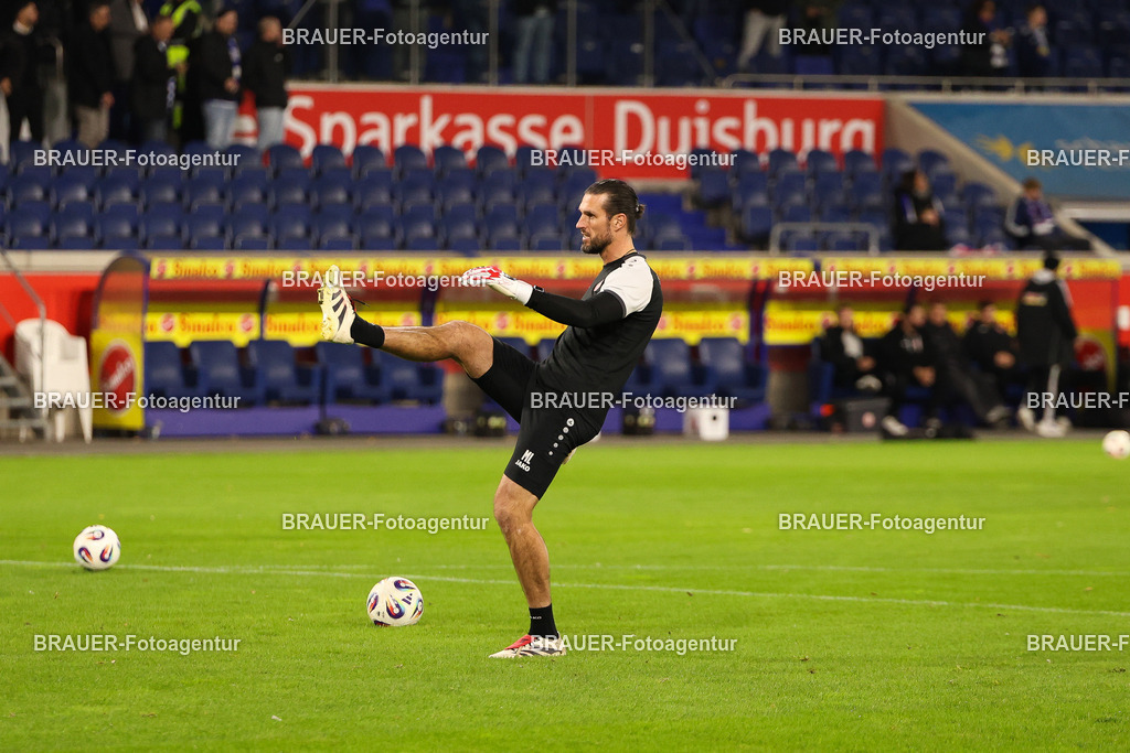 MSV Duisburg - Rot-Weiss Essen  | Duisburg, Deutschland, 26.10.2025 Manuel Lenz (Rot-Weiss Essen) wärmt sich auf während des 3.Liga Spiels zwischen MSV Duisburg und Rot-Weiss Essen in der Schauinsland-Reisen-Arena am 26.10.2025 in Duisburg (Foto von Timo Bluhmki-Schmidt/ Brauer Fotoagentur