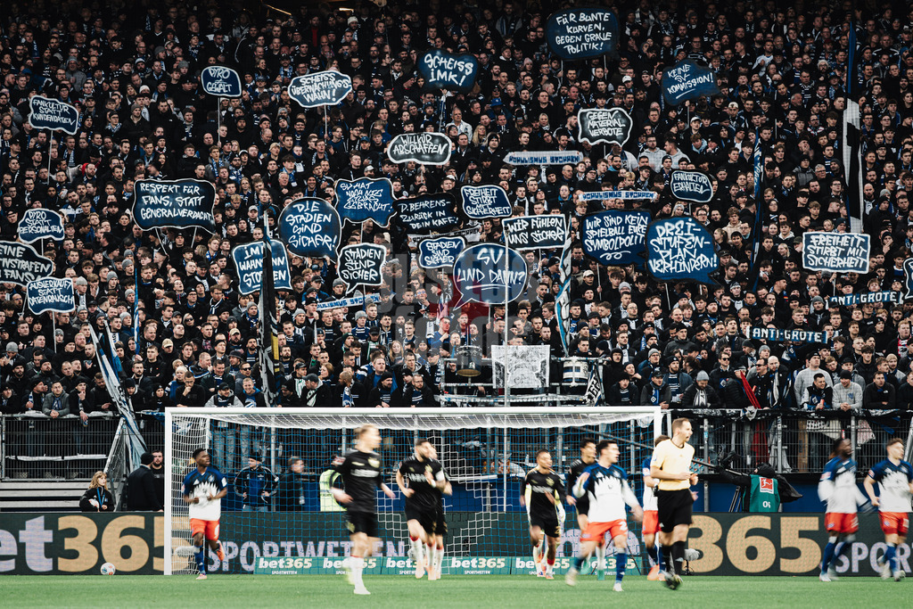 Fußball | Männer | Saison 2025/2026 | 1. Fußball-Bundesliga | 12. Spieltag | Hamburger SV vs. VfB Stuttgart | 30.11.2025 | Fans auf der Norttribüne protestieren mit Schildern gegen die IMK Innenministerkonferenz