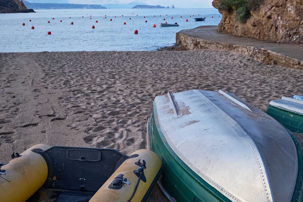 Fischerboote am Strand liegend | Begur, Spanien - May 07, 2024: Platja de Sa Riera; Fischerboote am Strand liegend, im Hintergrund das Meer. - Realisiert mit Pictrs.com