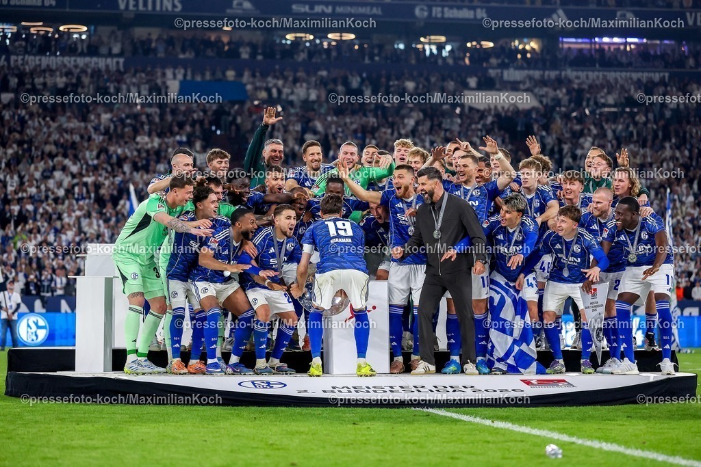 S0417052602038 | 17.05.2026, Fußball, FC Schalke 04 - Eintracht Braunschweig, 34. Spieltag, 2. Fußball Bundesliga, Veltins-Arena Gelsenkirchen, Saison 2025 2026: Schalke 04 ist Meister der 2. Bundesliga. Die Mannschaft gewinnt die Meisterschaft und steht jubelnd auf dem Spielfeld. Freude und Emotionen nach dem Sieg. Übergabe Siegerehrung Kenan Karaman&nbsp;&nbsp;(Schalke04 #19) mit der Meisterschale in der Hand neben Cheftrainer Miron Muslic (Schalke04) auf dem Podest DFB regulations prohibit any use of photographs as image sequences and or quasi-video.