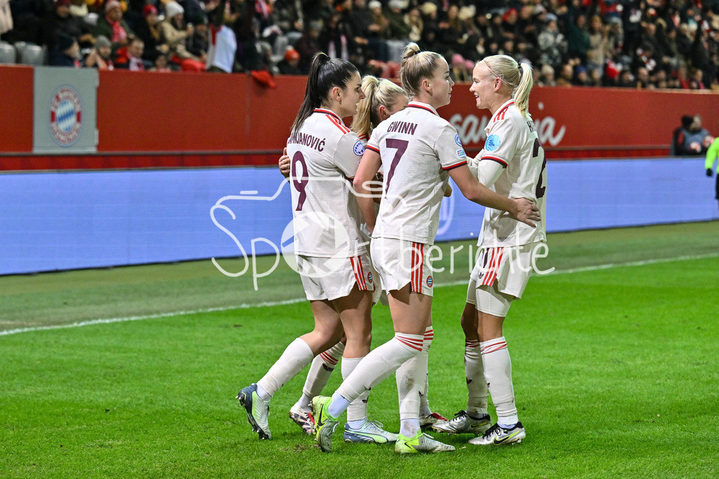 FC Bayern München Frauen - Juventus Turin Frauen | Jubel nach dem Treffer zum 1-0 fuer die FCB Frauen durch Jovana DAMNJAVOVIC (FCB #9) / Freude / Happy / Tor / Torschuetzin / Womens Champions League: FC Bayern Frauen - Juventus FC, FC Bayern Campus am 12.12.2024