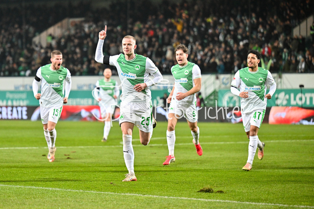 SpVgg Greuther Fürth - 1. FC Magdeburg | FUERTH, GERMANY - 06. FEBRUARY: Jubel der Fürther nach dem Treffer zum 1-0 durch Brynjar Ingo BJARNASON (SpVgg Greuther Fürth 25) / Tor / Torschuetze / Freude / Happy während dem Match zwischen der SpVgg Greuther Fürth und dem 1. FC Magdeburg am 21. Spieltag der 2. Bundesliga im Sportpark Ronhof Thomas Sommer