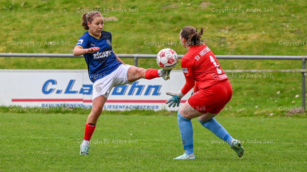 Holstein Kiel vs SV Hastenbeck | Sarah Nicotra (Hastenbeck #1) bleibt nach diesem Einsatz von Samanta Carone (Holstein #7) verletzt liegen, in der Folge gibt es ein Foulspiel an einer anderen Holsteinspielerin, den nachfolgenden 11m verwandelt Samanta Carone (Holstein #7) zum 2:1-Siegtreffer / Fußball-Regionalliga Nord Frauen 2025/2026 / Holstein Kiel vs SV Hastenbeck / Waldwiese / Kiel / 19.04.26 - Realisiert mit Pictrs.com