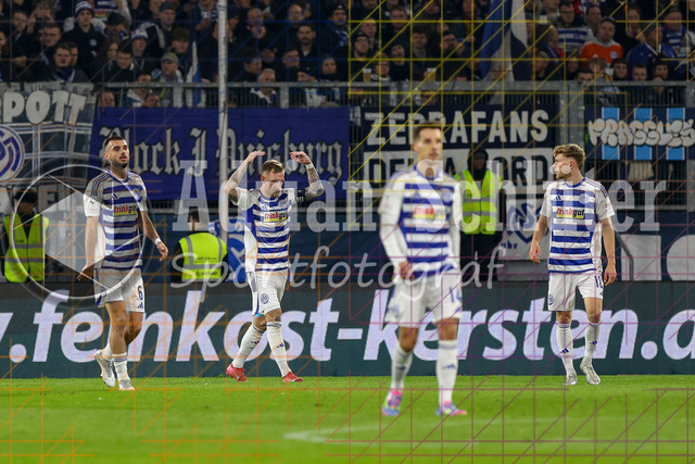 MSV Duisburg vs Rot-Weiss Essen - 3. Liga | Duisburg, Deutschland, 26.10.25:   Alexander Hahn (MSV Duisburg) gestikuliert, Gestik nach dem 1:1 waehrend des Spiels der 3. Liga MSV Duisburg vs Rot-Weiss Essen in der schauinsland-reisen-arena(Foto von Brauer-Fotoagentur / Adrian Schlueter)