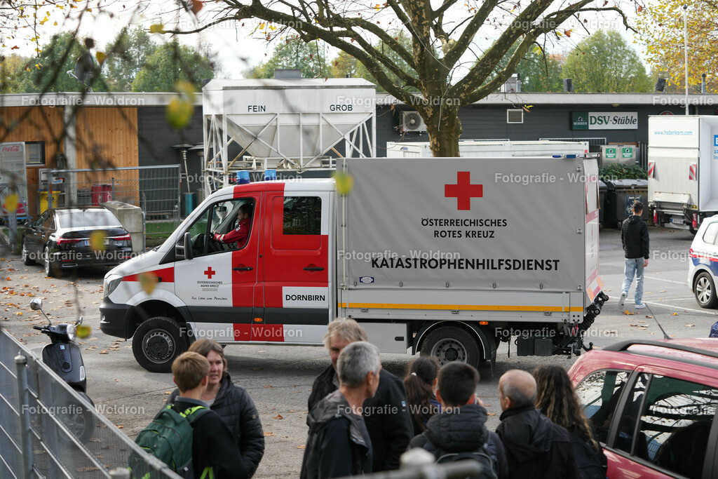 20221111 Amoklauf in Mittelschule Haselstauden | DORNBIRN, OESTERREICH - 11. NOVEMBER: Polizeieinsatz waehrend des Amoklaufs in der Mittelschule Haselstauden in Mittelschule Haselstauden on November 11, 2022 in Dornbirn, Austria.