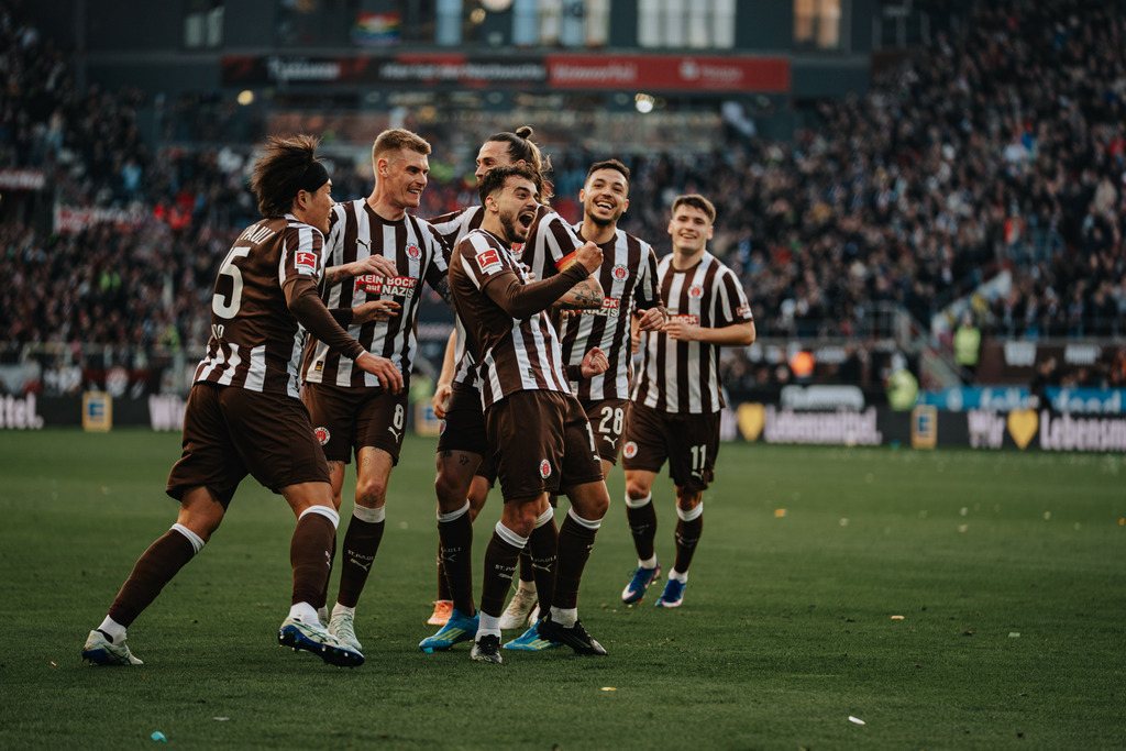 FCS06810 | Der offizielle Shop für FC St. Pauli Fotos. Wähle aus Spielszenen & Fanmomenten dein FCSP Wunschformat. Wir liefern Millerntor-Atmosphäre.