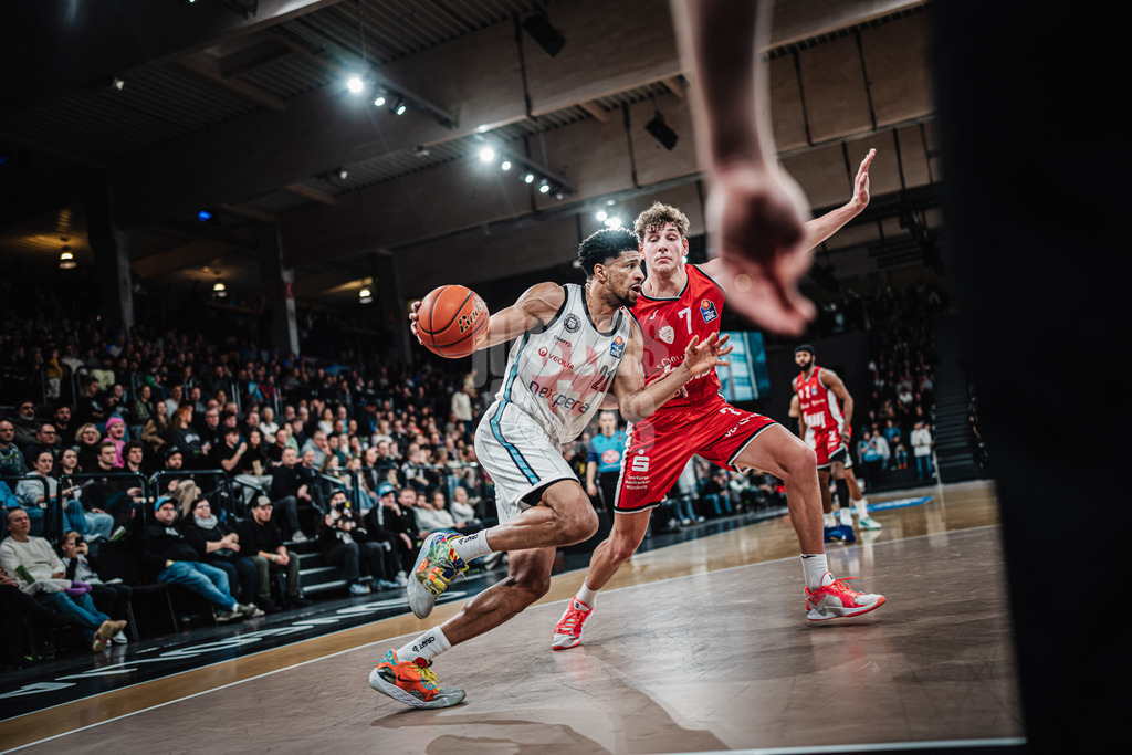 Basketball | Männer | Saison 2024/2025 | easyCredit Basketball Bundesliga | 18. Spieltag | Veolia Towers Hamburg vs. FIT/One Würzburg Baskets | 26.01.2025 | v.l. Jordan Barnett (#21, Veolia Towers Hamburg) zieht vorbei an Hannes Steinbach (#7, FIT/One Würzburg Baskets)