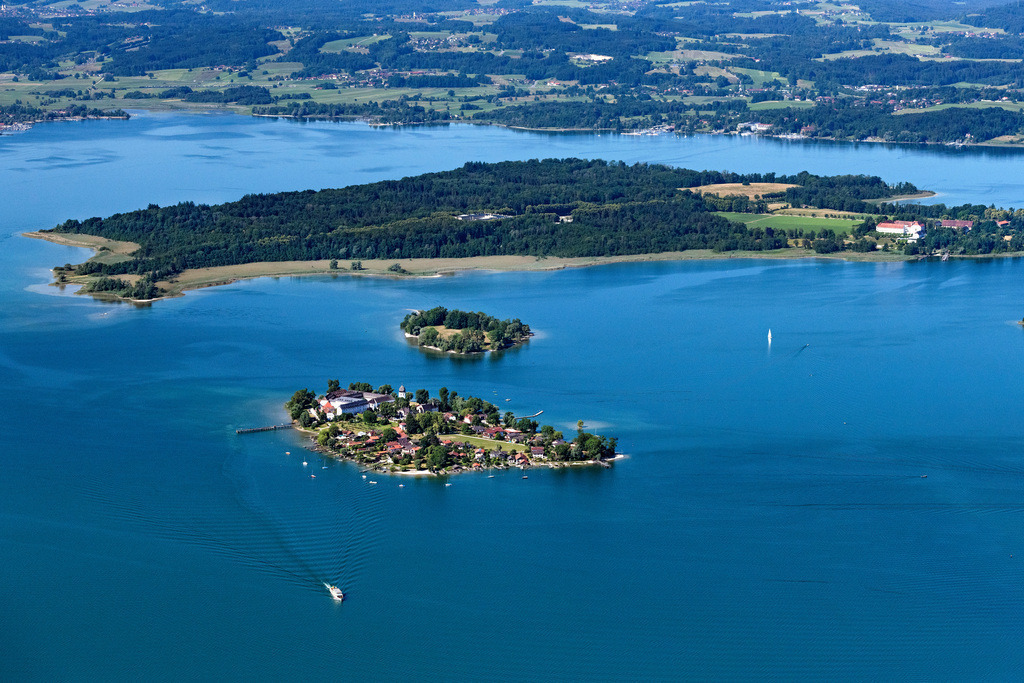 dr__0201149.jpg | CHIEMSEE 29.06.2023 Fraueninsel mit dem Kloster der Abtei Frauenwörth und Krautinsel in Chiemsee im Bundesland Bayern, Deutschland mit der Abtei der Benediktinerinnen Frauenwörth. 
