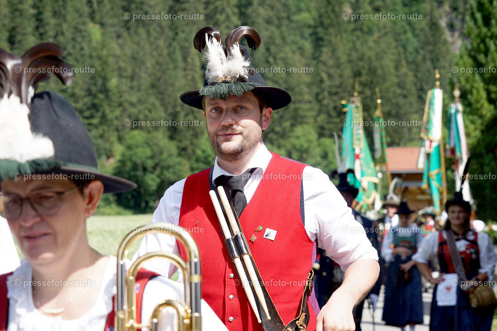d-news-2023-Juli23-Regimentsschuetzenfest3-Steeg-UMZUG_Feld-DSC07255 | Info aus dem Bezirk Reutte/Ausserfern Tirol sowie eine umfangreiche Bilddatenbank über die gesamte Region: Lechtal, Talkessel Reutte, Tannheimertal, Zwischentoren. Lech, Plansee, Zugspitze, Grenztunnel, B179, Fernpassstraße, Verkehr, Lawinen, Tradition, - Realisiert mit Pictrs.com