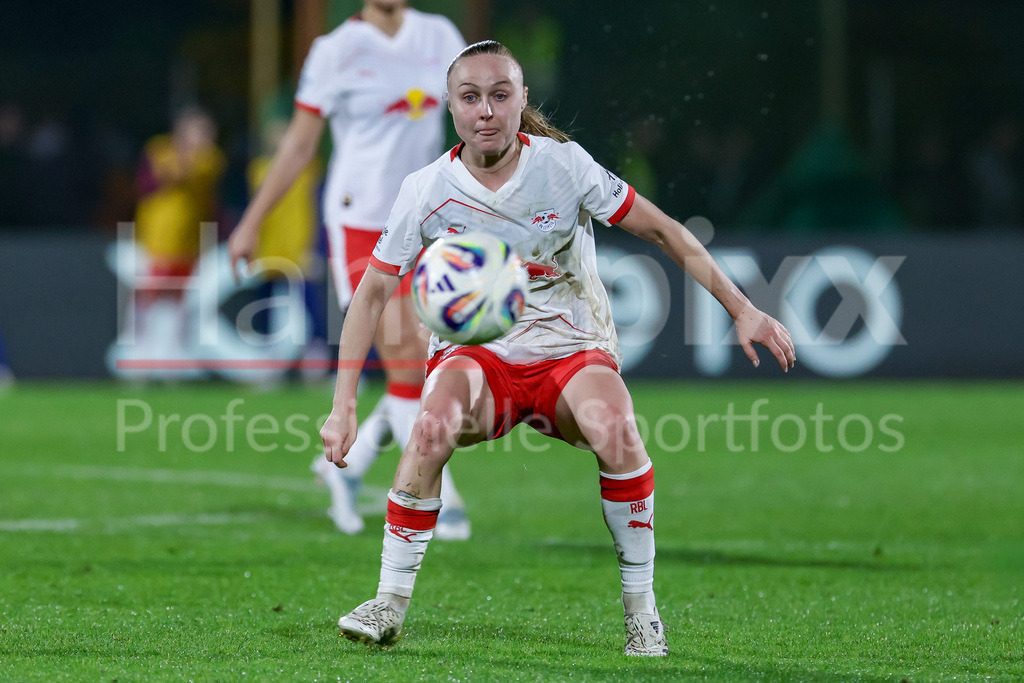 Fussball, Google Pixel Frauen-Bundesliga, SV Werder Bremen - RB Leipzig | Lou-Ann Joly (RB Leipzig, 6) am Ball, Einzelbild, Ganzkörper, Aktion, Action, Spielszene, DIE DFB-RICHTLINIEN UNTERSAGEN JEGLICHE NUTZUNG VON FOTOS ALS SEQUENZBILDER UND/ODER VIDEOÄHNLICHE FOTOSTRECKEN. DFB REGULATIONS PROHIBIT ANY USE OF PHOTOGRAPHS AS IMAGE SEQUENCES AND/OR QUASI-VIDEO.