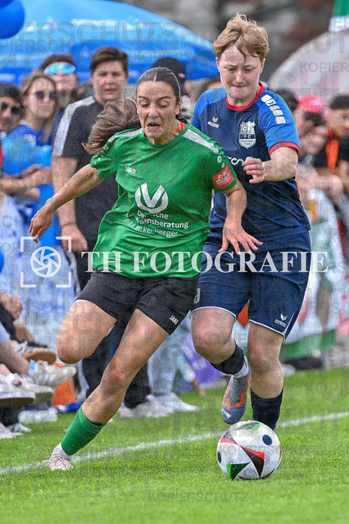 GER, FC Hauingen - SV Waldhaus, Frauen-Fussball, Rothaus Bezirkpokal, Finale, Saison 2024/2025, 29.05.2025 | Finja Voelkel (SV Waldhaus, #03), Luise Hildebrand (FC Hauingen, #09)GER, FC Hauingen - SV Waldhaus, Frauen-Fussball, Rothaus Bezirkpokal, Finale, Saison 2024/2025, 29.05.2025Foto: TH Fotografie/Thomas Hess