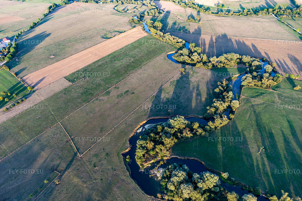 Vue aérienne: Les méandres sinueux des rives couvertes de saules de la Meuse, entre les champs à Maxey-sur-Meuse dans le département Vosges, France. Photo: IMG_118343.jpg prise le 15/09/2019 par Werner Riehm/FLY-FOTO.eu – Résolution de l'original: 5472 x 3648 px