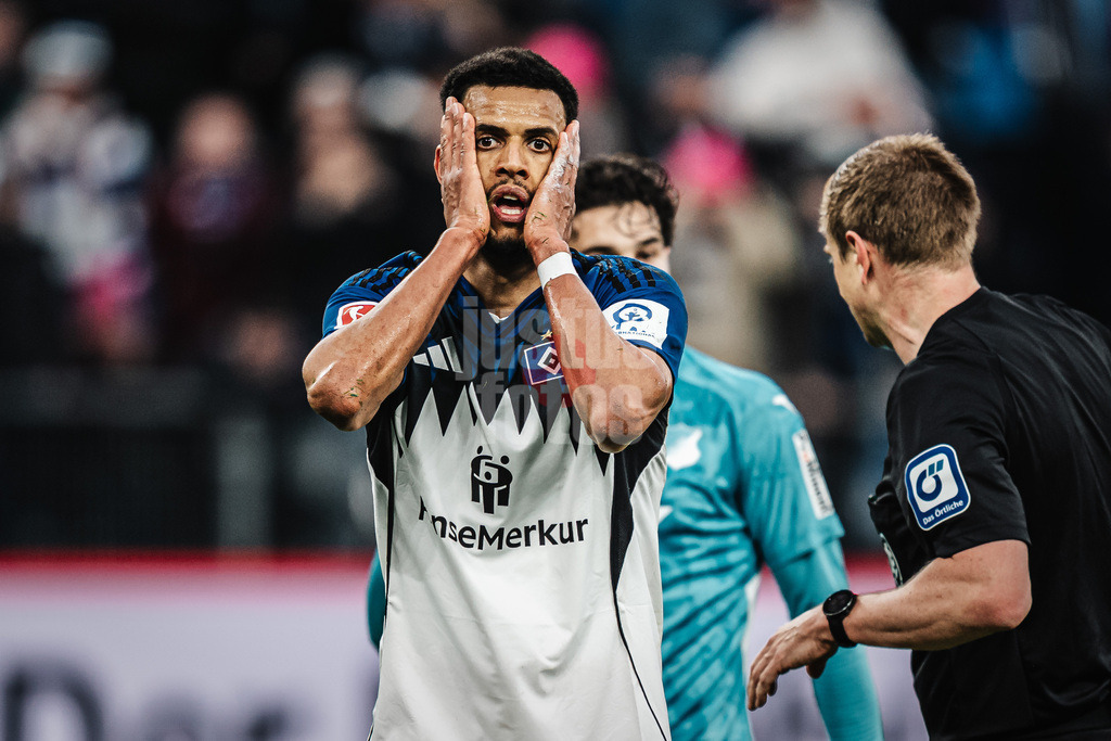 Fußball | Männer | Saison 2025/2026 | 1. Fußball-Bundesliga | 31. Spieltag | Hamburger SV vs. TSG Hoffenheim | 25.04.2026 | Robert Glatzel (#9, HSV) fassungslos