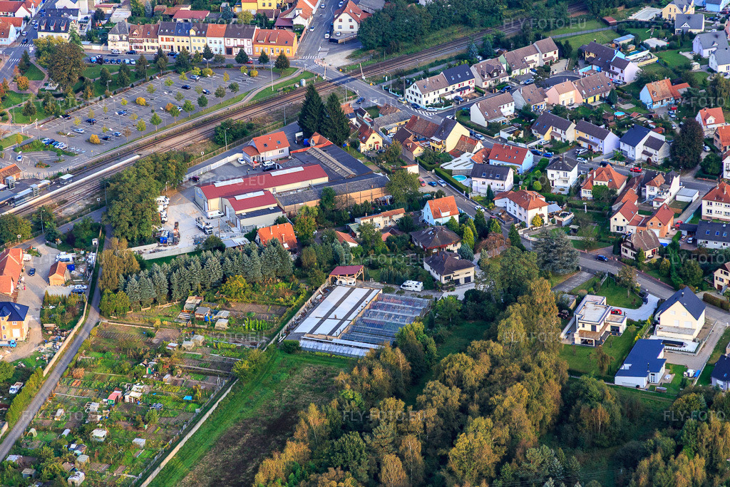 Vue aérienne: CREPIFRAN : Isolation - Façade - Couverture - Zinguerie - Etanchéité et Egtech à Bischwiller dans le département Bas Rhin, France.Photo: IMG_074259.jpg prise le 04/10/2014 par Werner Riehm/FLY-FOTO.euRésolution de l'original: 5472 x 3648 pxWWW.CREPIFRAN.FR