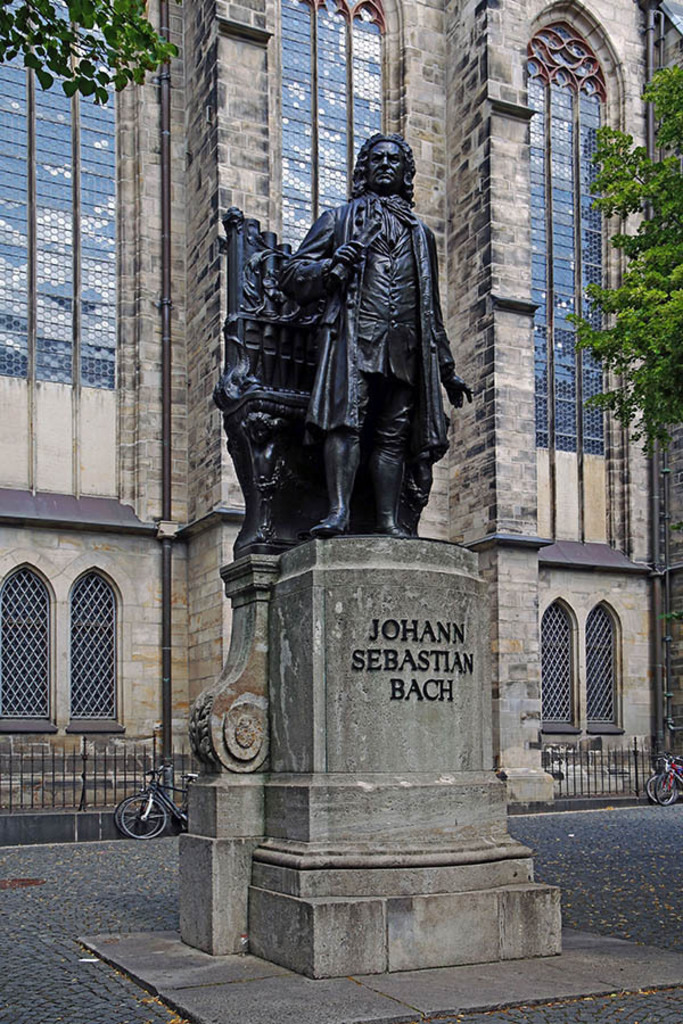 Bildlexikon Leipzig - Bach Denkmal am Thomaskirchhof | Das Team hinter BILDLEXIKON LEIPZIG bündelt historische wie aktuelle Informationen über die Stadt Leipzig in Text und Bild auf einer Plattform und stellt diese der interessierten Öffentlichkeit zur Verfügung.