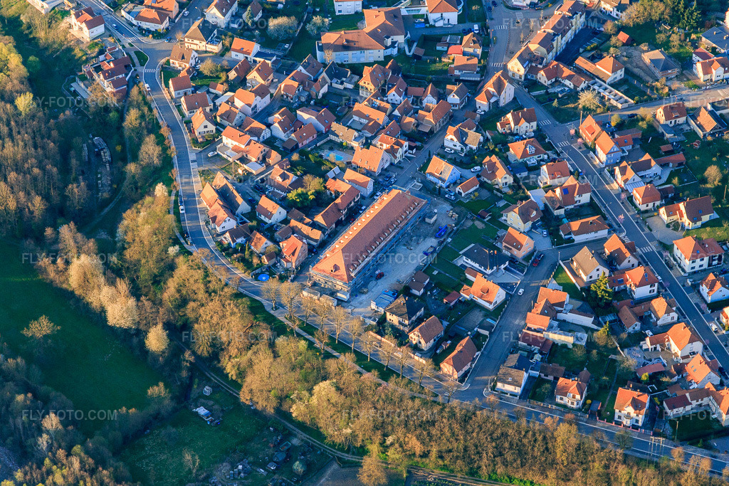 Aerial view: Rue du Faubourg in Lauterbourg in the state Bas-Rhin, France. – Photo: IMG_097875.jpg taken on 03/27/2017 by Werner Riehm/FLY-FOTO.com – Resolution of the original: 5472 x 3648 px