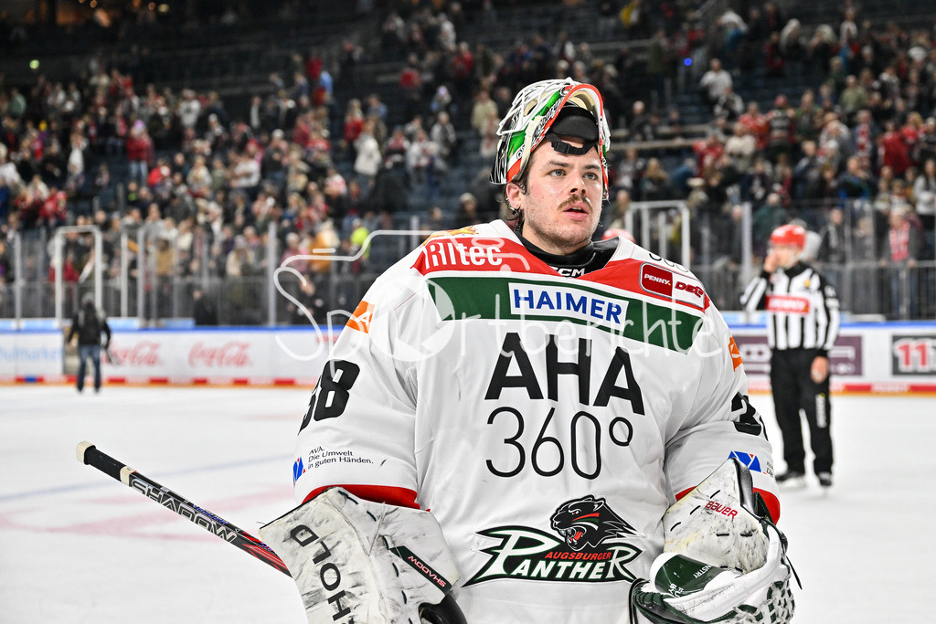 Kölner Haie - Augsburger Panther | die Panther bedanken sich bei den mitgereisten Fans nach dem Auswaertssieg in Koeln und feier zusammen den Sieg / DEL: Koelner Haie - Augsburger Panther, Lanxess Arena am 05.01.2025 / Strauss MANN (Augsburger Panther #38)