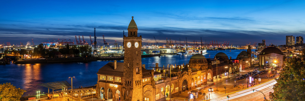10221011 - Landungsbrücken Panorama bei Nacht | Wunderschöner Panoramablick auf die Landungsbrücken und den Hamburger Hafen.